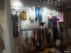 融汇广场 服电梯口服装旺铺低价转让