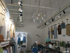 德胜西入口主道口服装店低价转让
