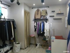 融汇东区电梯口旁服装旺铺低价转让