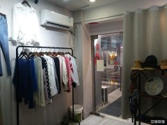 融汇东区电梯口旁服装旺铺低价转让
