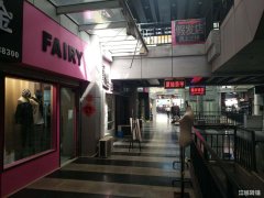 融汇东区电梯口旁服装旺铺低价转让