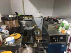 奇瑞新里城超市出入口处小吃店转让