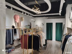 德胜负一楼梯旁服装旺铺低价转让