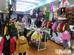 新里城学校对面超市内服装旺铺低价转让