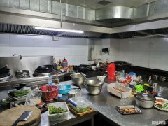 大学正对面餐饮旺铺转让可外摆
