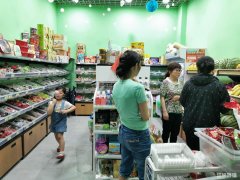 万悦城小区出入口处零食旺铺转让