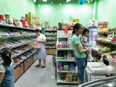 万悦城小区出入口处零食旺铺转让