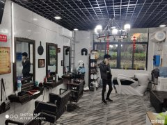 中央城学府壹号商业街美发旺铺低价转让