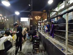 万科城小区出入口美发旺铺转让