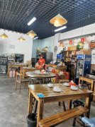 万春商业街三开间大门头餐饮旺铺转让